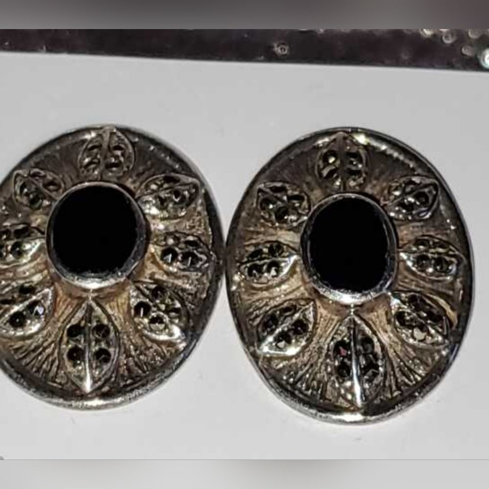 Vintage Sterling Silver and Black Stone Oval Earrings With Intricate Detail - Picture 3 of 7